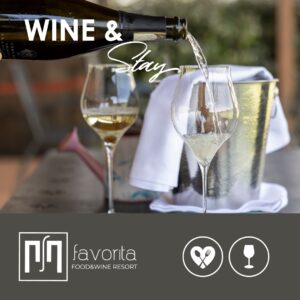 Calici di vino bianco versato al Favorita Food & Wine Resort – Gift Card Wine & Stay con pernottamento e degustazione