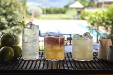 Cocktail estivi serviti con ghiaccio e lime davanti alla piscina della Favorita durante l’aperitivo con DJ set