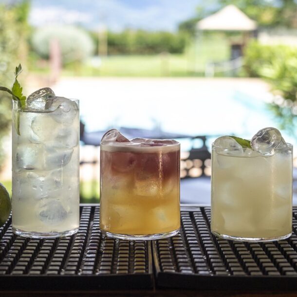 Cocktail estivi serviti con ghiaccio e lime davanti alla piscina della Favorita durante l’aperitivo con DJ set