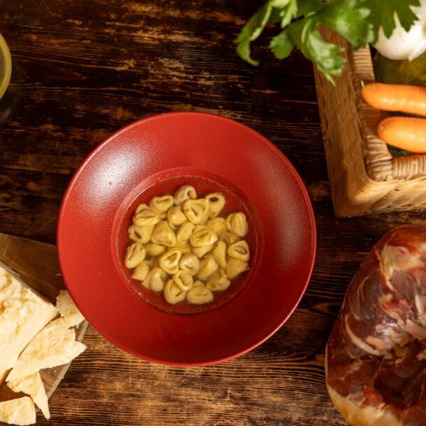 Tortellini fatti a mano serviti in brodo di cappone per il pranzo natalizio